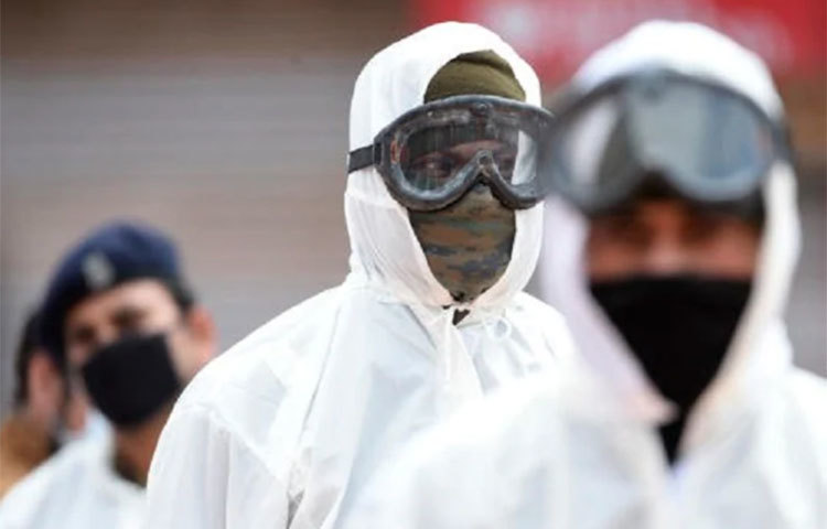 একই সঙ্গে সতর্ক করে বলা হয়েছে, বর্ষা এবং শীতে সংক্রমণের আশঙ্কা বেড়ে যায়। ফলে ওই সময় ফের একবার করোনার জাঁকিয়ে বসার সম্ভাবনা তৈরি হবে।