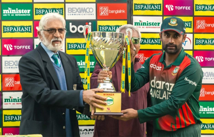 এবার আর দেশের মাটিতে নয়। সুদূর জিম্বাবুয়ের মাটিতে স্বাগতিকদের হোয়াইটওয়াশ করেছে টাইগাররা। হোয়াইটওয়াশ করে দেশবাসীকে ‘ঈদ মোবারক’ জানালেন তামিম। ছবি: সংগৃহীত