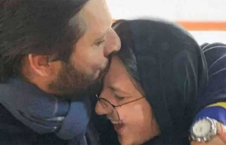 শাহিনের সঙ্গে মেয়ে আকসার বিয়ের কথা জানিয়েছিলেন শহিদ আফ্রিদি নিজেই। জানিয়েছিলেন তার পরিবারের সঙ্গে শাহিনের কোনো রক্তের সম্পর্ক নেই। তবে অনেকে মনে করছেন শাহিন তার আত্মীয়। ছবি: সংগৃহীত