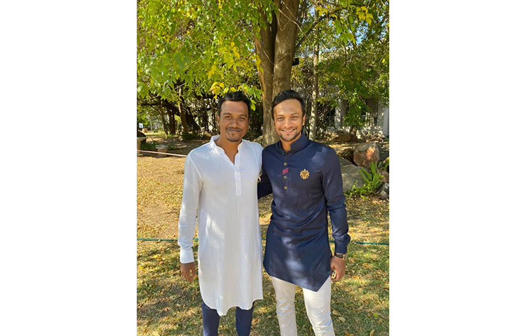 সাকিবের সাথে এই ছবি পোস্ট করে জিম্বাবুয়ে থেকে ঈদের শুভেচ্ছা জানিয়েছেন। ছবি: সংগৃহীত