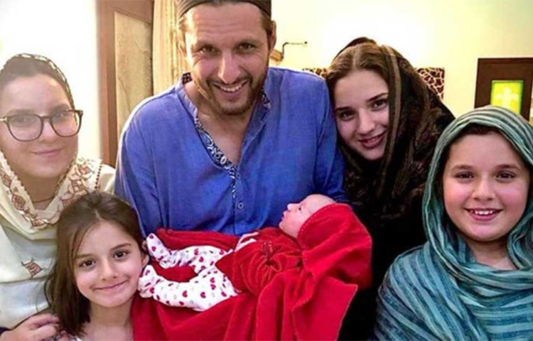 আফ্রিদির পাঁচ মেয়ে। তাদের মধ্যে আকসাই সবার বড়। আকসা ছাড়া বাকি মেয়েরা হলেন আনশা, আজওয়া, আসমারা এবং আরওয়া। ছবি: সংগৃহীত