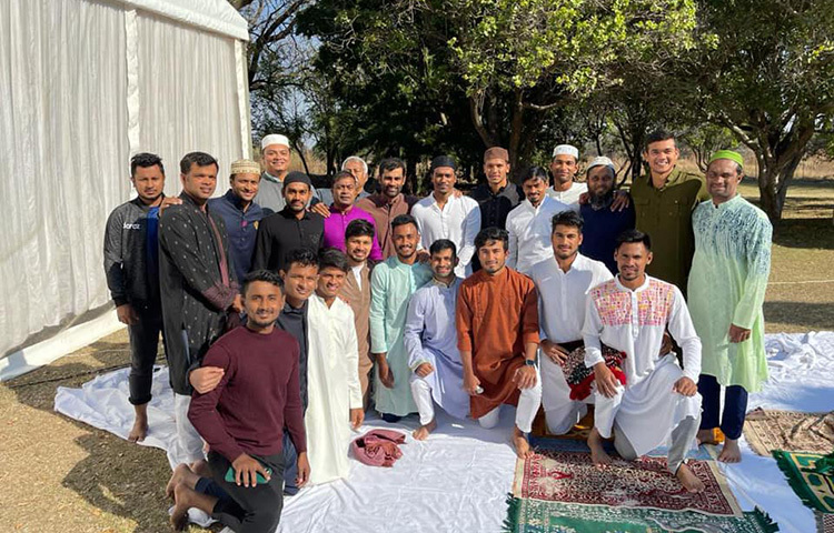 নামাজ আদায়ের পরে টাইগাররা। ছবি: সংগৃহীত