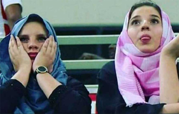 বাবার খেলা দেখতে মাঝে মধ্যেই মাঠে আসতেন আকসা। খেলার প্রতি তার টান ছোটবেলা থেকেই। ছবি: সংগৃহীত