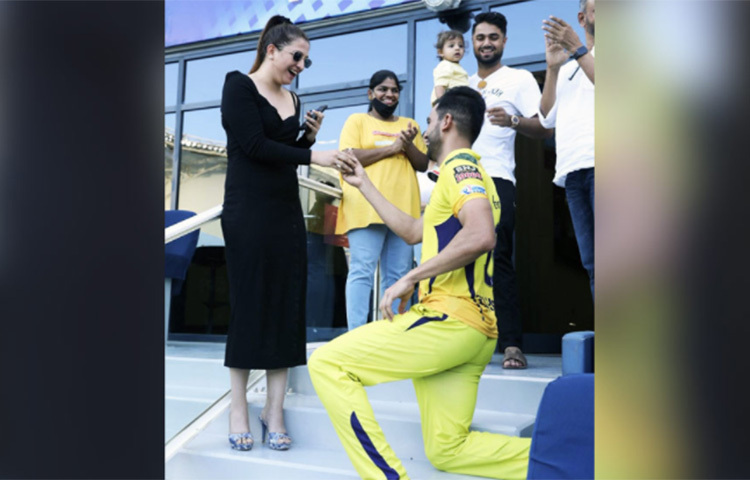 বৃহস্পতিবার আইপিএলের ম্যাচের মাঝেই বান্ধবীকে বিয়ের প্রস্তাব দেন দ্বীপক চাহার। কে এই বান্ধবী? তা নিয়ে তুমুল আলোচনা হচ্ছে। জানা গেছে তার নাম জয়া ভরদ্বাজ। ছবি: সংগৃহীত