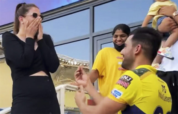 চেন্নাই সুপার কিংসের বোলার গ্যালারিতে উঠে গিয়ে বান্ধবী জয়া ভরদ্বাজকে বিয়ের প্রস্তাব দেন। ছবি: সংগৃহীত