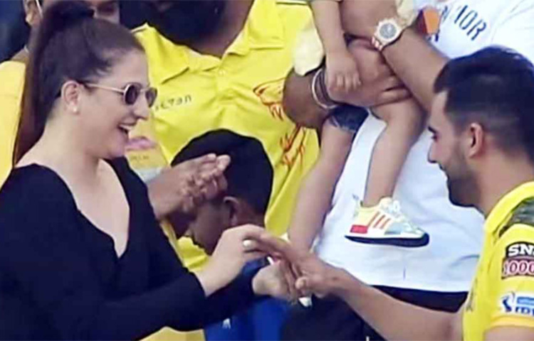 জয়া অপেক্ষা করাননি দ্বীপককে। সঙ্গে সঙ্গে রাজি হয়ে যান। দুজনের আঙটি বদল হয়। গ্যালারিতে যারা ছিলেন, হাততালি দিয়ে দুজনকে অভিনন্দন জানান। ছবি: সংগৃহীত