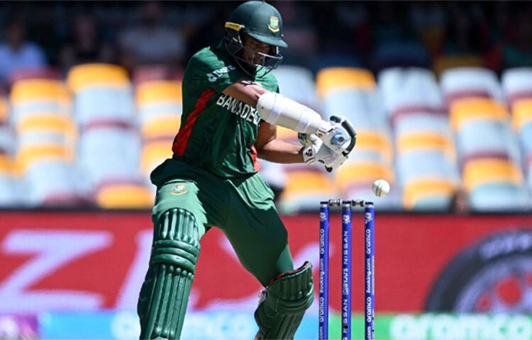 লিটন দাস আউট হওয়ার পর সাকিব আল হাসান এবং নাজমুল হোসেন শান্ত- এই দুই বাঁ-হাতি মিলে বাংলাদেশকে বেশ ভালো অবস্থানে নিয়ে যাচ্ছিলেন। ৫০ প্লাস রানের জুটিও গড়ে ফেলেন তারা দুজন। কিন্তু হঠাৎই ছন্দপতন। শন উইলিয়ামসের বলে ক্যাচ তুলে দিলেন সাকিব আল হাসান। স্লোয়ার দিয়েছিলেন উইলিয়ামস। ছবি: সংগৃহীত