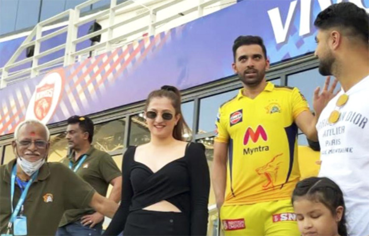 সম্প্রতি গোটা ভারতীয় ক্রিকেট দলের সঙ্গে জয়ার পরিচয় করিয়ে দেন দ্বীপক। ছবি: সংগৃহীত