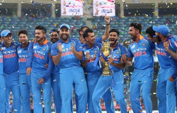 আগামী বছর অস্ট্রেলিয়ায় বসবে টি-টোয়েন্টি বিশ্বকাপের আসর। আর সেই বিশ্বকাপের ফাইনালে বিরাট কোহলির দল ফাইনাল ম্যাচ খেললে চাকরি হারাতে পারেন অনেকে!