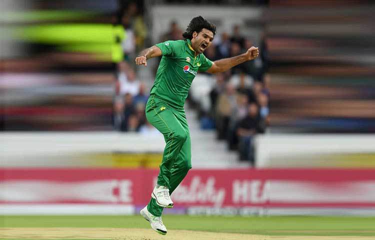 পাকিস্তানের ক্রিকেটার মোহম্মদ ইরফান। তিনি ৭ ফুট ১ ইঞ্চি লম্বা।