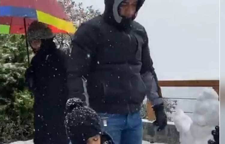 বিশ্বকাপের পর আর জাতীয় দলের জার্সিতে তাকে দেখা যায়নি। সেনার ডিউটি সেরে ফিরেছেন ধোনি অনেকদিন হল। ক্রিকেট থেকে আপাতত দূরে। পরিবারের সঙ্গে সময় কাটাচ্ছেন বিশ্বকাপ জয়ী অধিনায়ক। ধোনি অবশ্য বলেছিলেন, জানুয়ারি পর্যন্ত তিনি সব রকম ক্রিকেট থেকে দূরে থাকবেন।