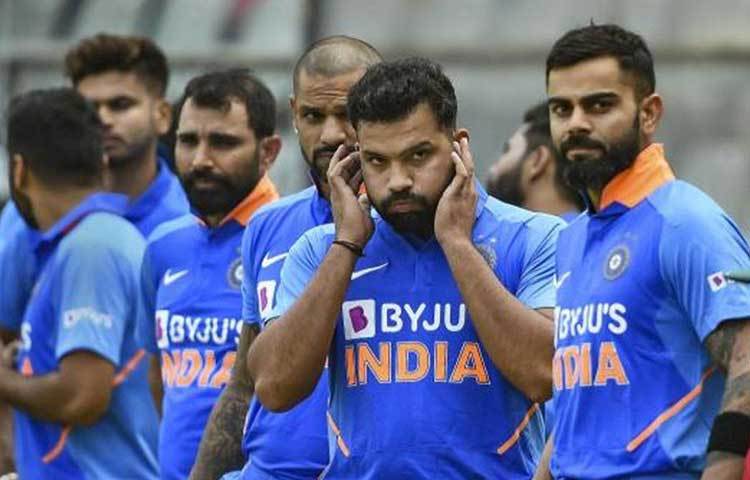 এ যেন ক্লাস ফাইভের ফার্স্ট বয়কে মাধ্যমিকের প্রশ্নপত্র ধরিয়ে দেওয়া। বা স্কুলের দৌড় প্রতিযোগিতায় প্রথম স্থানাধিকারীকে উসাইন বোল্টের বিরুদ্ধে নামিয়ে দেয়া। খেলার মাঠে যে হারজিত দুই-ই আছে, এ নিয়ে কোনো সন্দেহ নেই। কিন্তু কাগজে কলমে চ্যাম্পিয়ন একটা দল যে এত খারাপ ভাবে হারতে পারে, তা মঙ্গলবার কোহালিদের না দেখলে বোধহয় কেউ বিশ্বাস করত না।