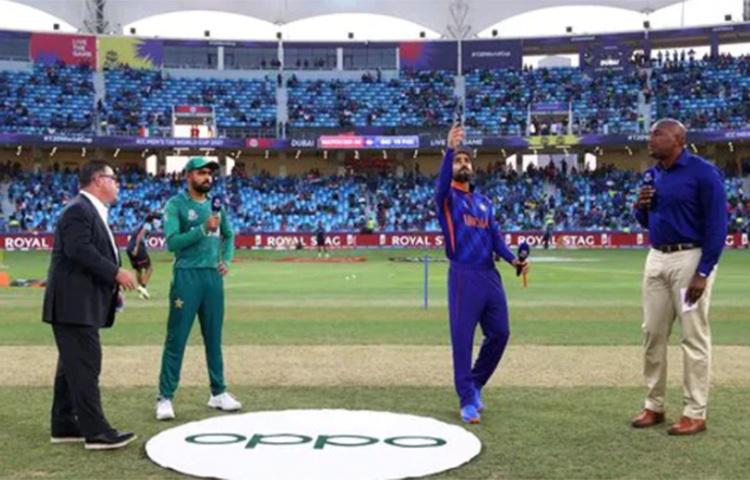 দুবাইয়ে বিরাটের টস হারাটা ফ্যাক্টর হয়ে দাঁড়াল। অধিনায়ক নিজেও চেয়েছিলেন টসে জিতে আগে বোলিং। মাঠে শিশির সমস্যার কারণে শেষে বল করতে চাননি বিরাট। ছবি: সংগৃহীত