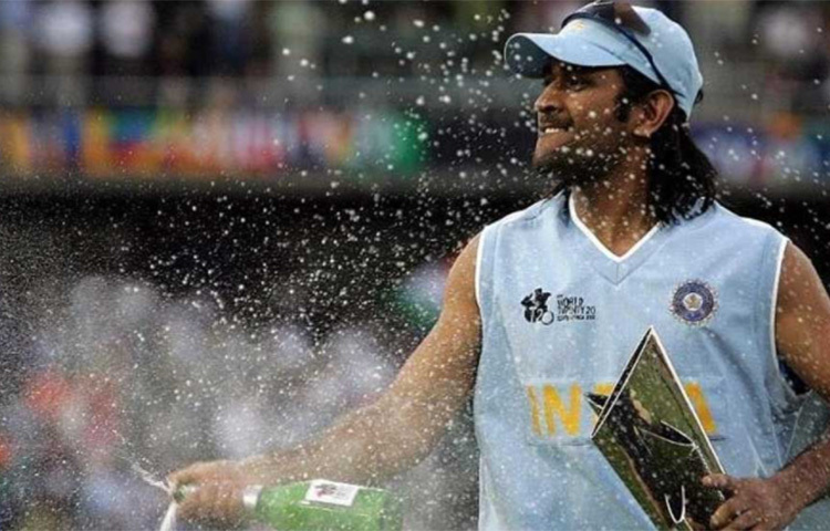 ২০০৭ সালে প্রথম টি-টোয়েন্টি বিশ্বকাপ অনুষ্ঠিত হয়েছে। সেবারেই মহেন্দ্র সিং ধোনির ভারতের হাতে উঠেছিল ট্রফি। ১৪ বছর পর সেই বিশ্বকাপের সঙ্গেই রয়েছে একাধিক মিল। অধিনায়ক ধোনি যদিও এবারের বিশ্বকাপে ভারতের মেন্টর। ছবি: সংগৃহীত