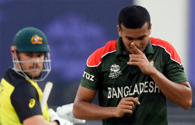 আজ পার টুয়েলভে নিজেদের শেষ ম্যাচে অস্ট্রেলিয়ার কাছে ৮ উইকেটে হেরেছে বাংলাদেশ। ৮২ বল হাতে রেখে পাওয়া এই জয়টি টি-টোয়েন্টি বিশ্বকাপে কোনো দলের দ্বিতীয় সর্বোচ্চ বল হাতে রেখে পাওয়া জয়। ছবি: সংগৃহীত