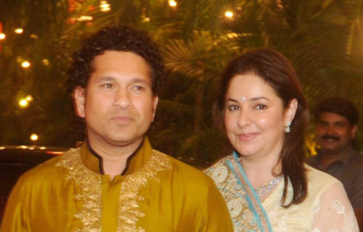 ক্রিকেট ঈশ্বরখ্যাত শচিন টেন্ডুলকার ও অঞ্জলি টেন্ডুলকার তাদের বিয়ের গল্প জানা অনেকেরই জানা। অঞ্জলি শচিনের চেয়ে ৪ বছরের বড়। ছবি: সংগৃহীত