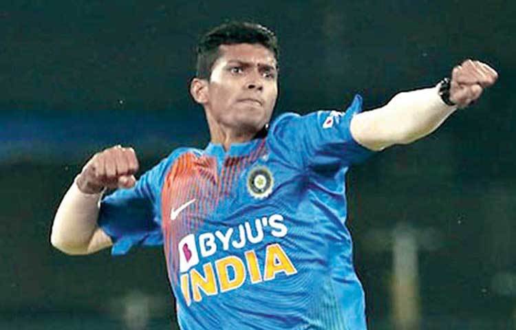 নবদীপ সাইনি: দীপক চহার ছিটকে যাওয়ায় দলে সুযোগ পান নবদীপ সাইনি। গতির ঝড় তুলে প্রতিপক্ষ ব্যাটসম্যানের পরীক্ষা নিয়েছেন ইন্দোরে। ইন্দোরে তিনি উইকেট নিয়েছেন। সেই সঙ্গে রানও আটকে রেখেছেন। পুণেয় বল হাতে আগুন জ্বালাতে দেখা যাবে সাইনিকে।