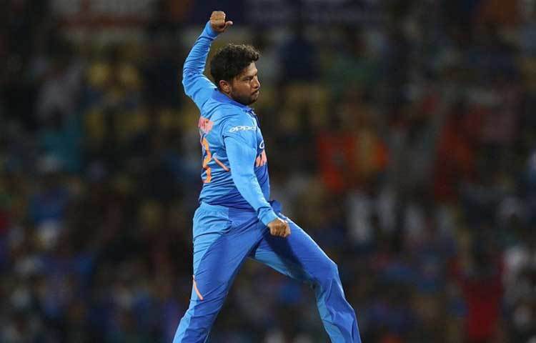 কুলদীপ যাদব: অস্ট্রেলিয়ার বিরুদ্ধে সিরিজের প্রথম একদিনের ম্যাচে সুবিধা করতে পারেননি কুলদীপ। ১০ ওভারে দেন ৫৫ রান। কুলদীপ নিজেও জানেন যে, তার কাছে মাঝের ওভারে উইকেট চাইছে দল। দ্বিতীয় ওয়ানডেতে দু’টি উইকেট নেন জাদেজা। ১০ ওভারে ৬৫ রান অবশ্য দিয়েছেন। রান দিয়ে ফেলছেন তিনি। তৃতীয় ম্যাচেও ৬২ রান খরচ করেন তিনি। কিউয়িদের বিরুদ্ধে ফের পরীক্ষা কুলদীপের।