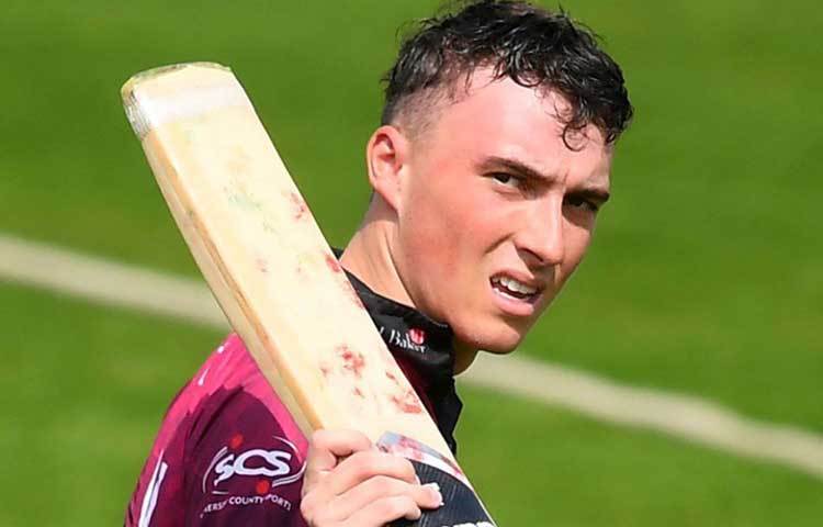 টম ব্যান্টন হলেন ইংল্যান্ডের উইকেটকিপার ব্যাটসম্যান। গত মৌসুমে ঘরোয়া টি-টোয়েন্টি প্রতিযোগিতায় ১৩ ম্যাচে ৫৪৯ রান করেছিলেন। স্ট্রাইক রেট ছিল ১৬০ রানেরও বেশি! প্রতিযোগিতার দ্বিতীয় সর্বাধিক রান সংগ্রহকারী ছিলেন তিনি। সমারসেটের হয়ে কেন্টের বিরুদ্ধে এক ম্যাচে ৫১ বলে সেঞ্চুরিতেও পৌঁছে গিয়েছিলেন।