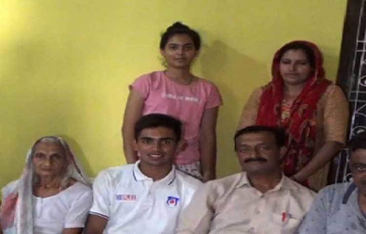 অথচ দু’বছর আগেও জীবন এত মসৃণ ছিল না। লাগাতার চোট আঘাতে আশঙ্কা দেখা দিয়েছিল ক্রিকেট খেলা নিয়েই। অনটনের সংসারে কষ্ট করেই সংস্থান হয় চিকিৎসার।