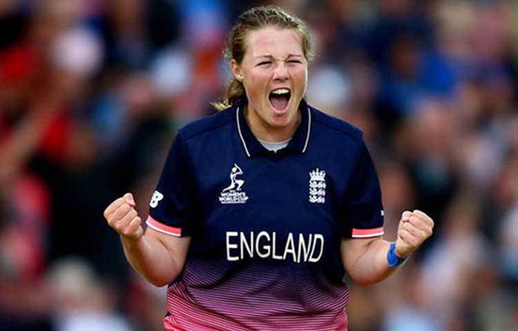 এরপর অ্যানা শ্রুবসেলে। ডানহাতি পেসার বিশ্বকাপে ১০.৬২ গড়ে নিয়েছেন আট উইকেট।