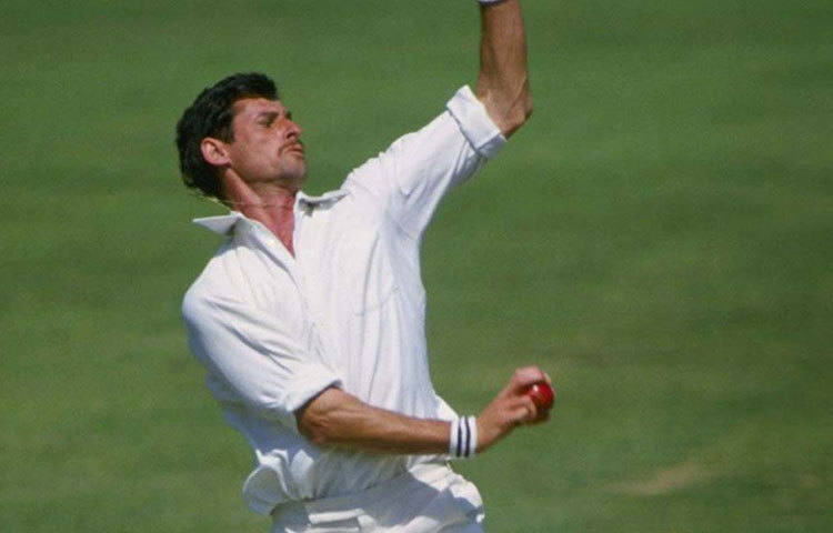 দলে থাকবেন আরও এক অলরাউন্ডার, নিউজিল্যান্ডের রিচার্ড হ্যাডলি। ১১৫ একদিনের ম্যাচে ১৫৮ উইকেট নিয়েছেন তিনি। ইকনমি রেট ৩.৩০। ম্যাচে পাঁচ উইকেট নিয়েছেন পাঁচবার। আর ব্যাটে করেছেন ১৭৫১ রান। স্ট্রাইক রেট ৭৫.৫০।