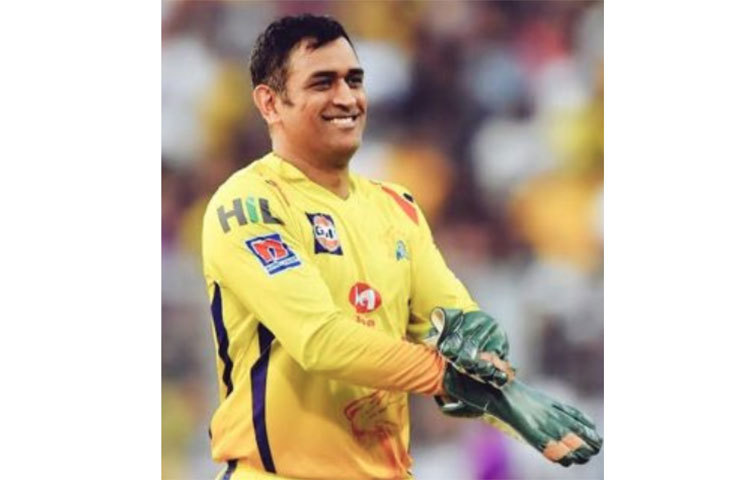 কখনো দেখা গিয়েছে নিজের রাঁচির ফার্ম হাউসে জৈবিক চাষ করছেন তিনি। ট্রাক্টর চালাতেও দেখা যায় মাহিকে।