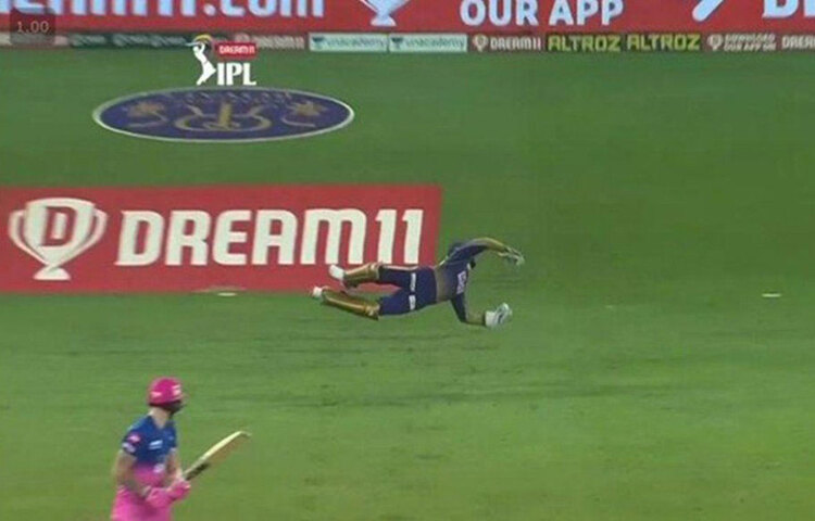 কিন্তু ‘ম্যাজিক’টা শুরু হয় এর পরে। ক্রমশ ভয়ঙ্কর হয়ে ওঠা বেন স্টোকসকে তৃতীয় ওভারের প্রথম বলেই ফিরিয়ে দেন কামিন্স। কিন্তু এই উইকেট যতটা না কামিন্সের, তার থেকেও অনেকটাই বেশি দীনেশ কার্তিকের। বাঁ-দিকে পাখির মতো উড়ে গিয়ে অবিশ্বাস্য একটি ক্যাচ নেন কলকাতার প্রাক্তন অধিনায়ক।