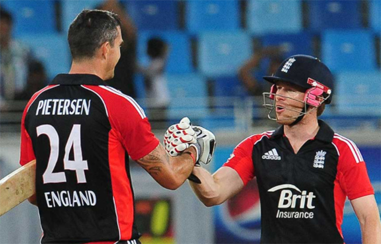 ইংরেজ দলে সেবার দু’জন ক্রিকেটার ছিলেন যাদের জন্ম দক্ষিণ আফ্রিকায়। কেভিন পিটারসেন এবং ম্যাট প্রায়র, দুই দক্ষিণ আফ্রিকান ছিলেন সেবারের ইংল্যান্ড দলে। ইয়ন মর্গ্যানের দলে রয়েছেন জেসন রয় এবং টম কারেন। দু’জনের জন্মই দক্ষিণ আফ্রিকায়। ছবি: সংগৃহীত