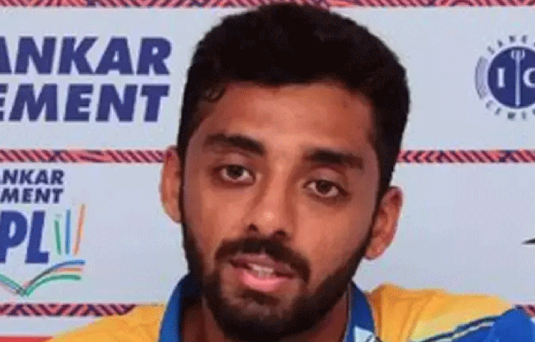 বরুণ চক্রবর্তী: কর্নাটকের ছোট শহর বিদারে জন্ম বরুণের। ২০১৯ সালে আচমকাই যেন তার আবির্ভাব। ২০১৯ আইপিএলে কিংস ইলেভেন পাঞ্জাব ৮ কোটি ৪০ লাখ টাকায় এই রহস্যময় স্পিনারকে কিনে নেয়।