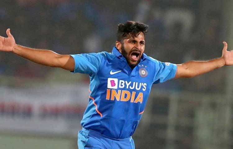 শার্দুল ঠাকুর: আইপিএল ও ঘরোয়া টুর্নামেন্ট শাণিত করেছে শার্দুল ঠাকুরের পারফরম্যান্স। এ কথা নিজেই বলেছেন তিনি। দ্বিতীয় টি-টোয়েন্টিতে তিনি তিনটি উইকেট নেন। সিরিজের শেষ টি-টোয়েন্টি ম্যাচেও শার্দুল ঠাকুরের দিকে চোখ থাকবে সবার।