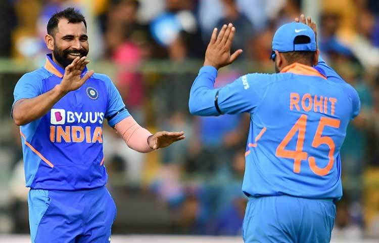 মহম্মদ শামি: ঘরের মাঠে আগুন জ্বালিয়েছেন। নিউজিল্যান্ডের সিম বোলিং সহায়ক পিচে শামি যে ব্যাটসম্যানদের বেগ দেবেন তা বলাই বাহুল্য।