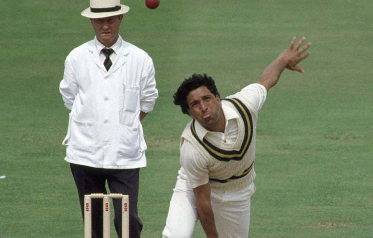 দলের একমাত্র বিশেষজ্ঞ স্পিনার হলেন আবদুল কাদির। পাকিস্তানের এই লেগস্পিনার ১০৪ একদিনের ম্যাচে নিয়েছেন ১৩২ উইকেট। পাঁচ উইকেট নিয়েছেন দু’বার। লেগস্পিনের কারিকুরিতে কাদির নিজের সময়ে প্রায়ই বোকা বানাতেন ব্যাটসম্যানদের।