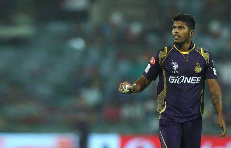 উমেশ যাদব শুরু করবেন নতুন বলে। কলকাতার হয়ে তিনি চতুর্থ সর্বাধিক উইকেট শিকারী। ২৯.০২ গড়ে তিনি নিয়েছেন ৪৮ উইকেট। সমস্যা হল, উমেশের ইকনমি রেট একটু বেশি, সাড়ে আটেরও উপরে। ফলে, ডেথ ওভারে তাকে বল না করানোই উচিত হবে।