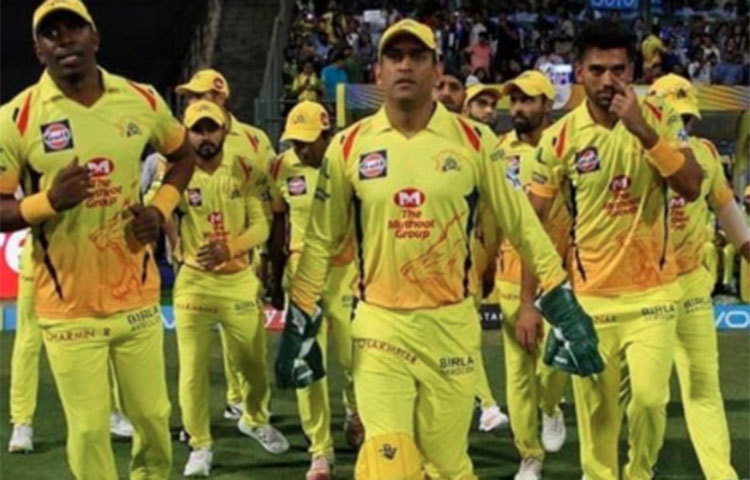 বিশ্বে প্রতিদিনই করোনা ভাইরাসে আক্রান্তের সংখ্যা বাড়ছে। গোটা বিশ্বে ইতিমধ্যেই কয়েক লক্ষ মানুষ মারা গিয়েছেন এই ভাইরাসের কবলে পড়ে। আক্রান্তের সংখ্যাও প্রতিদিন উত্তরোত্তর বাড়ছে। এমন অবস্থায় আইপিএল স্থগিত করে দেওয়ায় পিছিয়ে গিয়েছে ধোনির প্রত্যাবর্তনও।