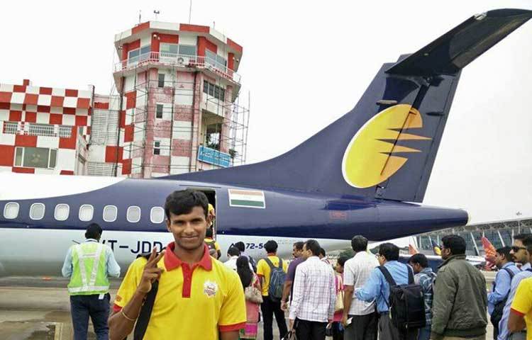 নটরাজন বলেছিলেন, আইপিএল তার জীবন আমূল পাল্টে দিয়েছে। কিন্তু অন্ধকার থেকে আলোয় এসেও সুযোগ কাজে লাগাতে পারেননি তিনি। এবার কি সুযোগ পেলে নিজের প্রতিভার প্রতি সুবিচার করতে পারবেন তিনি? অপেক্ষায় তার পরিবার। অপেক্ষায় আইপিএল-ভক্তরাও।