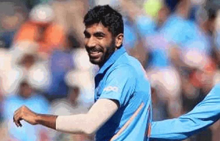 যশপ্রীত বুমরা: নতুন বছরেই দেশের জার্সিতে মাঠ কাঁপাতে প্রত্যাবর্তন হতে চলেছে বুমরার। আইসিসি তালিকায় সেরা এই ভারতীয় বোলার চোটের কারণে মাঠের বাইরে রয়েছেন বেশ কয়েক দিন। এখনও পর্যন্ত মোট ৫৮টি ওয়ানডে ম্যাচ খেলে ১০৩টি উইকেট নিয়েছেন তিনি। আইসিসি র‌্যাঙ্কিংয়ের এক নম্বর বোলারকে কী বর্ষসেরা একাদশ থেকে বাদ দেওয়া যায়!