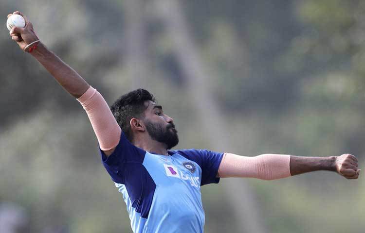 যশপ্রীত বুমরা: প্রত্যাবর্তনে বুমরা একটি উইকেট নেন। কখনো ¯েøায়ার, কখনো গতির হের ফের ঘটিয়ে শ্রীলঙ্কার ব্যাটসম্যানদের বিভ্রান্ত্র করেছিলেন। কিন্তু ইনিসের শেষ ওভারটা মোটেও বুমরা-সুলভ হয়নি। অবশ্য বিশেষজ্ঞরা বলছেন, যত খেলবেন ততই খুলবে তার বোলিং। সিরিজের শেষ ম্যাচে বুমরা বল হাতে আগুন ধরান, এমনটাই চান ক্রিকেটভক্তরা।