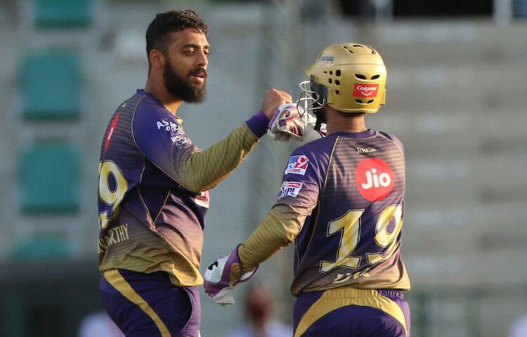 বরুণ চক্রবর্তী: দিল্লি ম্যাচে ৫ উইকেট নিয়ে ম্যান অব দ্য ম্যাচ। পরের ম্যাচে মুম্বইয়ের বিরুদ্ধে ২ উইকেট। দলে নিজের ওজন বোঝাচ্ছেন বরুণ চক্রবর্তী। প্রথম একাদশে তার জায়গাও এক প্রকার নিশ্চিত।