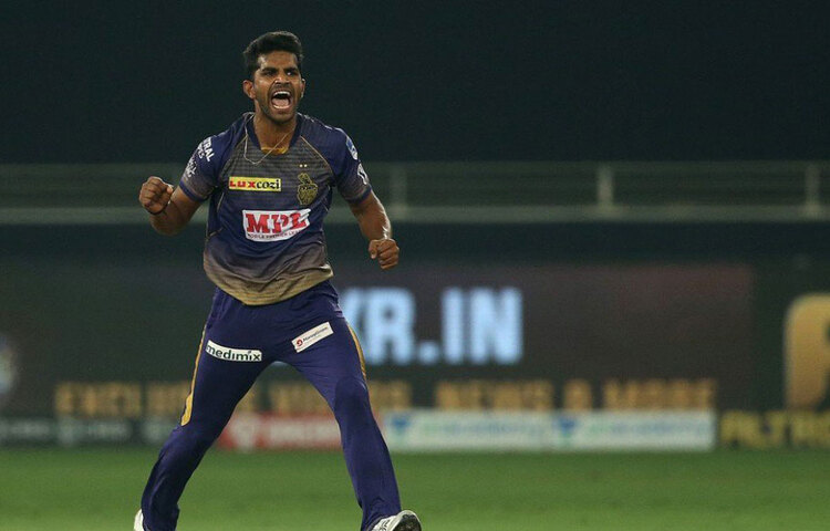 ঠিক তার পরের ওভারেই ফর্মে থাকা সঞ্জু স্যামসনকে ফিরিয়ে দেন শিবম মাভি। পরে ওভারে কামিন্সের বলে আউট হল রিয়ান পরাগ। পাওয়ার প্লে-র মধ্যেই ৫ উইকেট হারায় রাজস্থান রয়্যালস।