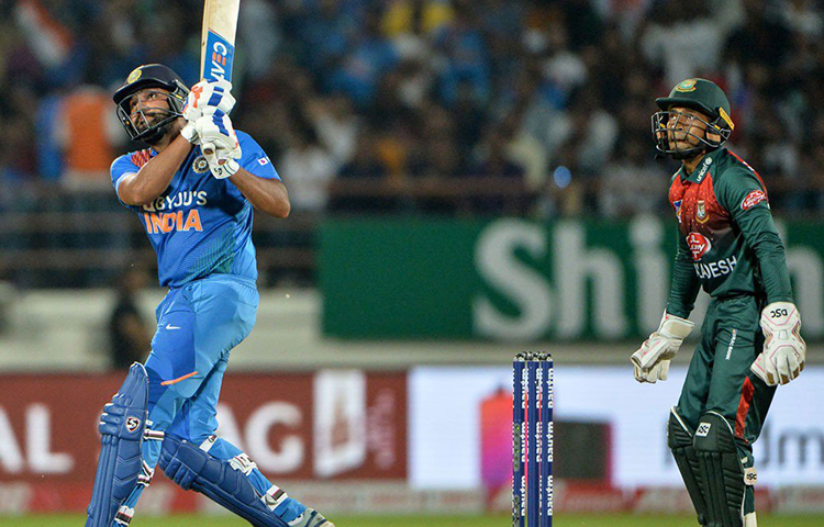 পেসারদের পাশাপাশি বাংলাদেশের স্পিনাররাও ভেল্কি দেখাতে ব্যর্থ হন। একমাত্র আমিনুল ইসলাম ছাড়া কেউই উইকেট পাননি। ভারতের দুই ওপেনারকেই আমিনুল তুলে নিলেও আফিফ হুসেন ও মোসাদ্দেক হুসেনের বল টলাতে পারেনি কোনো ভারতীয় ব্যাটসম্যানকেই।