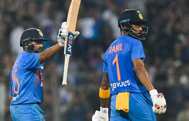 ওয়াংখেড়েতে প্রথমে ব্যাট করে তিন উইকেটে ২৪০ তুলেছিল ভারত। টি-টোয়েন্টিতে এর চেয়ে বেশি মাত্র দু’বার তুলেছে ভারত। ২০১৭ সালের ২২ ডিসেম্বর ইনদওরে শ্রীলঙ্কার বিরুদ্ধে পাঁচ উইকেটে ২৬০ তুলেছিল টিম ইন্ডিয়া। আর ২০১৬ সালের ২৭ অগস্ট লডারহিলে ওয়েস্ট ইন্ডিজের বিরুদ্ধে রান তাড়া করে চার উইকেটে ২৪৪ তুলেও হেরেছিল ভারত।