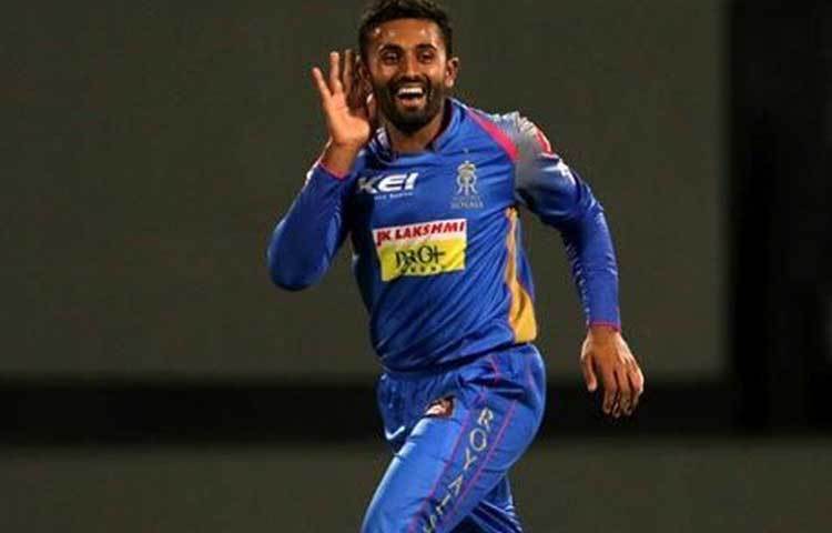 ২০১৯ সালের আইপিএলে ২৬ বছর বয়সি নিয়েছিলেন ২০ উইকেট। ছিলেন দলের এক নম্বর স্ট্রাইক বোলার। পাশাপাশি, লোয়ার অর্ডারে ভালো ব্যাটও করতে পারেন তিনি। এমন বোলারের খোঁজেই কিন্তু আছে ভারতীয় টিম ম্যানেজমেন্ট। যে বিশেষজ্ঞ বোলার চার ওভার হাত ঘোরানোর পর ব্যাটেও ভরসা দেবে। গোপাল কিন্তু সেটা পারেন।