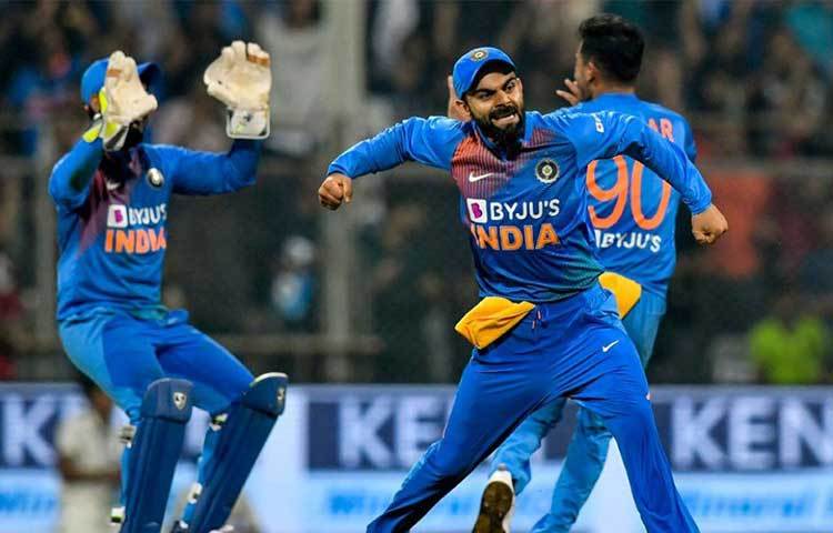 রান তাড়া করতে নেমে পাওয়ারপ্লের ছয় ওভারে আটকে গিয়েছিল ওয়েস্ট ইন্ডিজ। ১৭ রানের মধ্যে পড়ে যান লেন্ডল সিমন্স, ব্র্যান্ডন কিং ও নিকোলাস পুরান। এর মধ্যে ওপেনার ইভিন লুইস আবার চোটের জন্য ব্যাট করতে নামতেই পারেননি। ফলে ব্যাটিং অর্ডার ঘেঁটে গিয়েছিল ওয়েস্ট ইন্ডিজের।