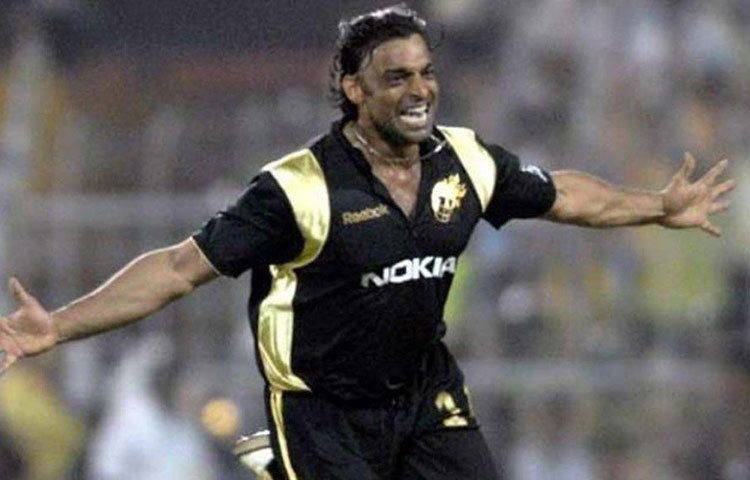 একজন বিদেশিকে বসিয়ে প্রয়োজন হতেই পারে এক্সপ্রেসগতির কোনো পেসারের। আর সেই ভূমিকায় ‘রাওয়ালপিন্ডি এক্সপ্রেস’ সত্যিই লা-জবাব। যা ২০০৮ সালের আইপিএলে বুঝিয়েও দিয়েছিলেন শোয়েব আখতার। তাকে বল হাতে দৌড়ে আসতে দেখাই ব্যাটসম্যানের টেনশন বাড়িয়ে তোলে। তবে চোটপ্রবণতার জন্য শোয়েবকে ব্যবহারের ক্ষেত্রে মুন্সিয়ানা দেখাতে হবে।