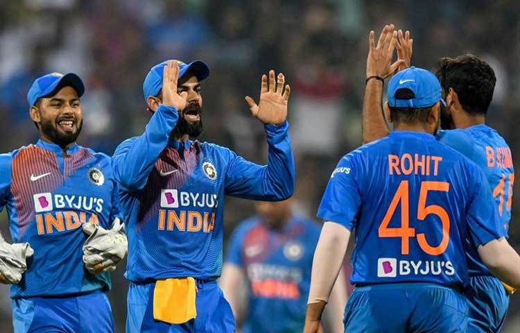 কিয়েরন পোলার্ড (৩৯ বলে ৬৮) ও শিমরন হেটমায়ার (২৪ বলে ৪১) মরিয়া চেষ্টা চালালেও তা যথেষ্ট ছিল না। ভুবনেশ্বর কুমারের বলে পোলার্ড ফিরতেই দাঁড়ি পড়ে ক্যারিবিয়ানদের লড়াইয়ে। কারণ, মুম্বাই ইন্ডিয়ান্সে খেলার সুবাদে ওয়াংখেড়ের মাঠ পোলার্ডের পরিচিত। আর তাই ছয় ছক্কা মেরে চেষ্টা চালিয়ে যাচ্ছিলেনও। ভুবি তাই হানেন মোক্ষম আঘাত।