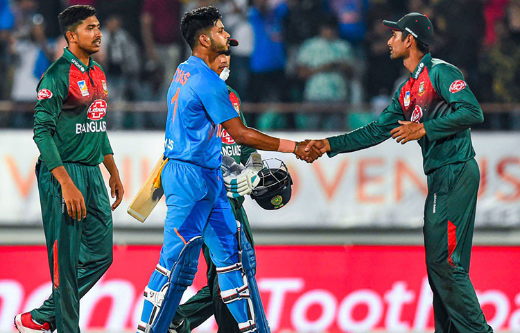 ক্রিকেটে ছন্দে থাকার উপর অনেক কিছুই নির্ভর করে। তা সে ব্যক্তিগতই হোক বা দলগত, ছন্দে থাকলে নিজের দিনে অনেক অঘটনই ঘটানো সম্ভব। তবে রাজকোটে সেই ছন্দই যেন দেখা গেল না বাংলাদেশের ব্যাটিংয়ে।