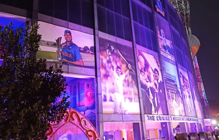 ইডেনে দিন রাতের টেস্টের আগে গোলাপি আলোয় সেজে উঠেছে শহর। গোলাপি রঙে মুড়ে ফেলা হয়েছে ইডেন গার্ডেন্স।