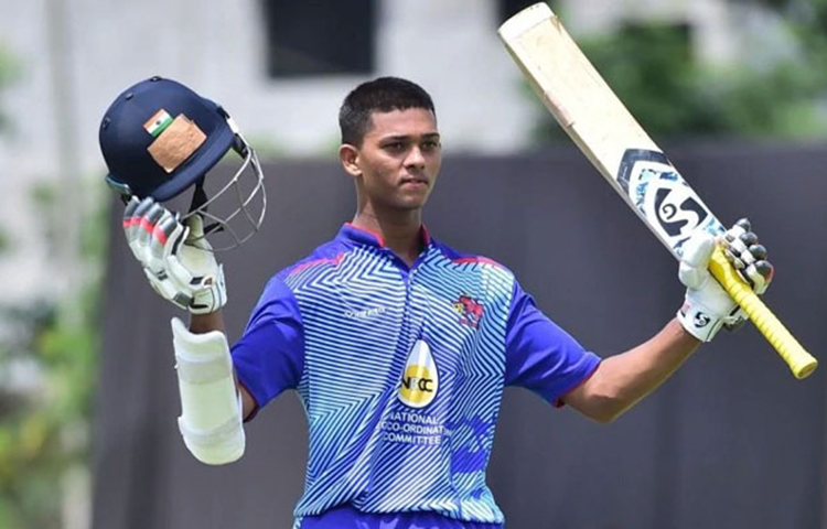 বিশ্বের কনিষ্ঠতম ক্রিকেটার হিসেবে প্রথম শ্রেণির একদিনের ক্রিকেটে দ্বিশতরান করে সংবাদ শিরোনামে উঠে আসেন যশস্বী। ১৭ বছর ২৯২ দিন বয়সে বিজয় হাজারে ট্রফিতে ঝাড়খণ্ডের বিরুদ্ধে ১৫৪ বলে ২০৩ রান করে রেকর্ড গড়েন তিনি।