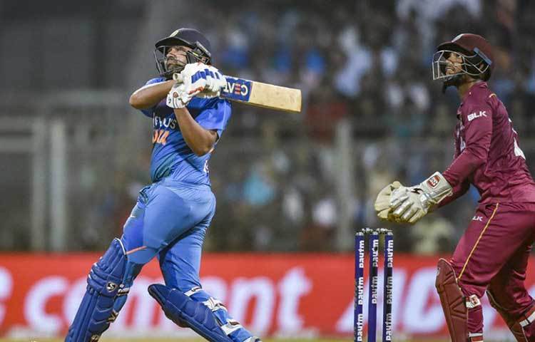 টি-টোয়েন্টি ফরম্যাটে রান তাড়া করাই পছন্দের টিম ইন্ডিয়ার। টস জিতে রান তাড়া এই ফরম্যাটে জয়ের সহজ রেসিপিও। ভারতীয় দল তাই এর আগে বেঙ্গালুরুতে দক্ষিণ আফ্রিকার বিরুদ্ধে সিরিজেও প্রথমে ব্যাট করার ঝুঁকি নিয়েছিল। কিন্তু তা সফল হয়নি। হেরে যেতে হয়েছিল। ওয়াংখেড়েতে টস হেরে প্রথমে ব্যাট করে এই জয় সেই কারণেই তৃপ্তির।